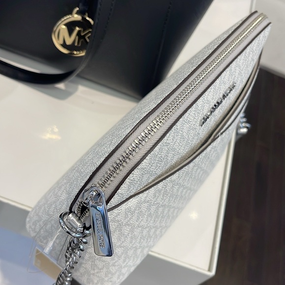 Michael Kors Jet Set Travel Medium Signature Logo Dome Crossbody Satchel Bag
NWT - Picture 9 of 16